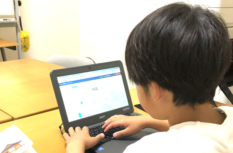 学習塾でのプログラミングレッスンの様子